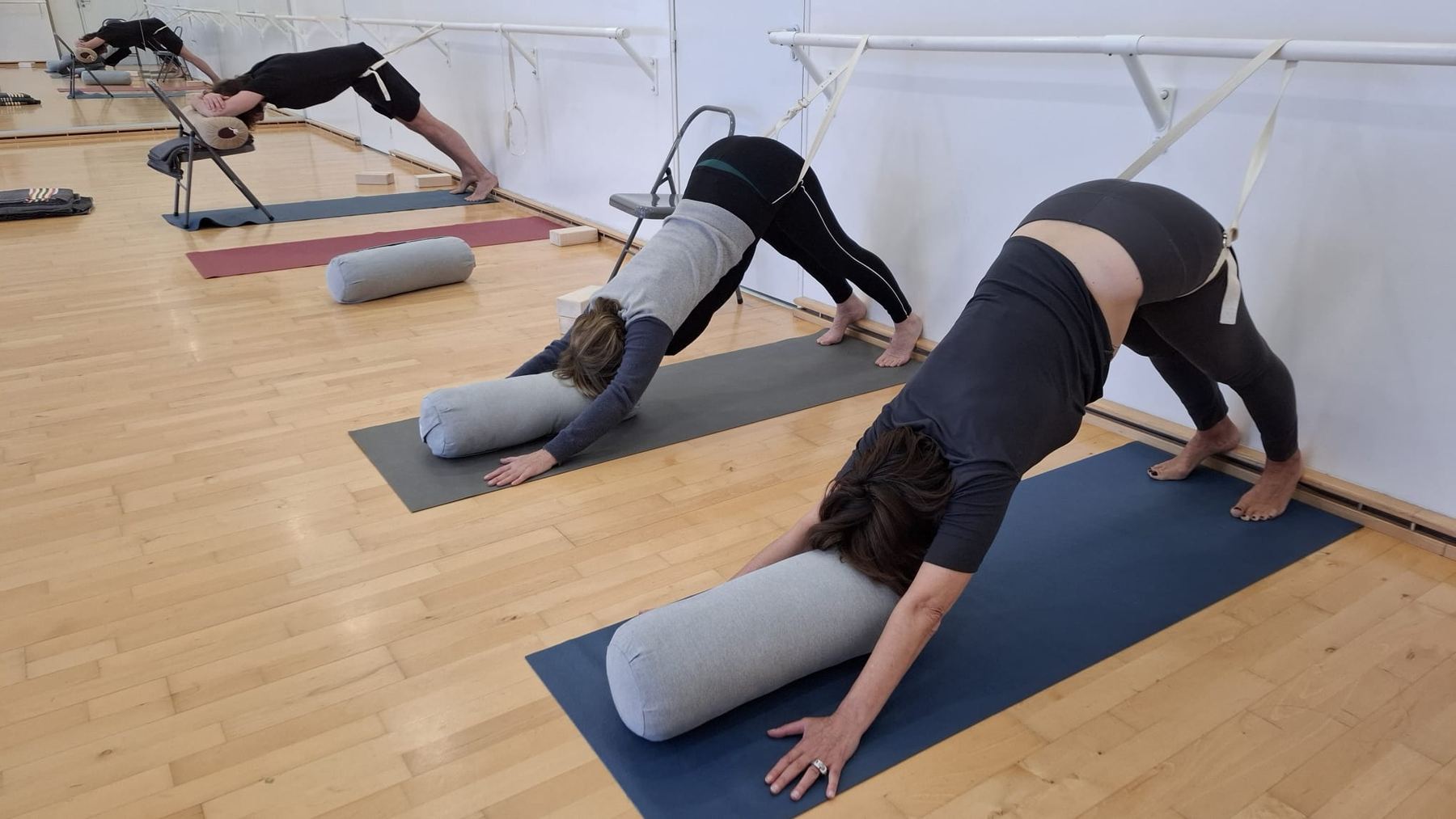 Adho Mukha Svanasana avec corde et bolster (posture du chien tête en bas)