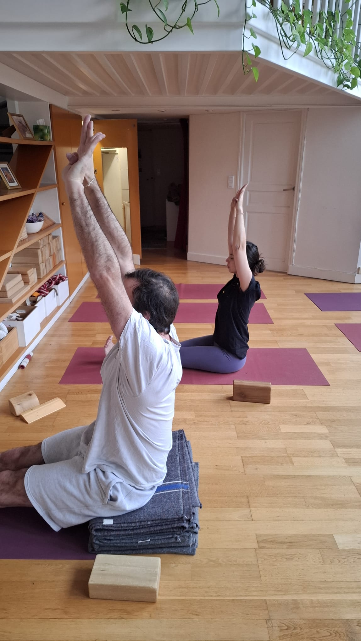 Urdhva Hastasana en Dandasana