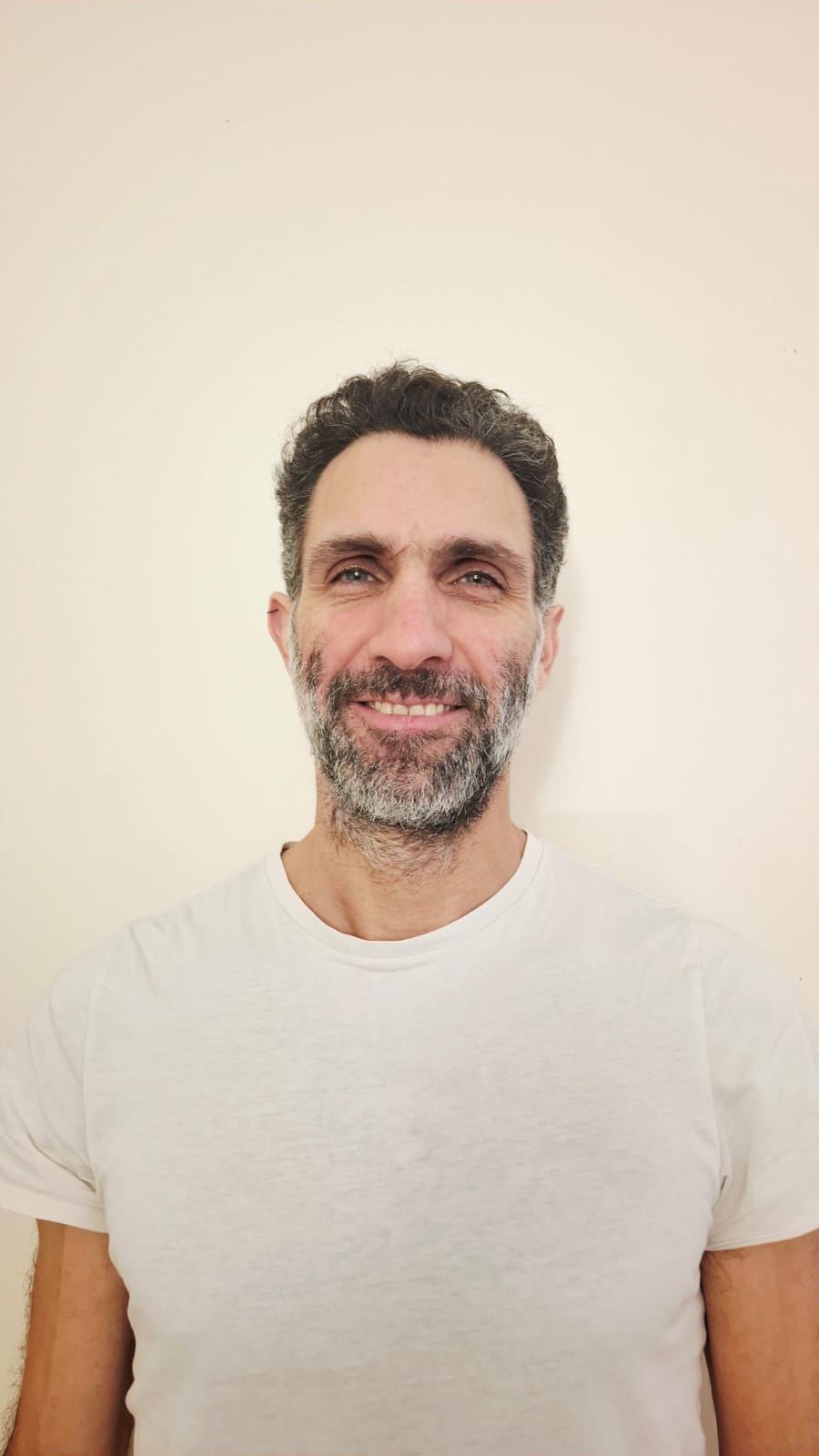 Portrait de David Boulakia, professeur de Yoga Iyengar® à Paris